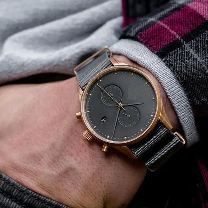 Fashionable Men's Quartz Watch with Calendar Feature